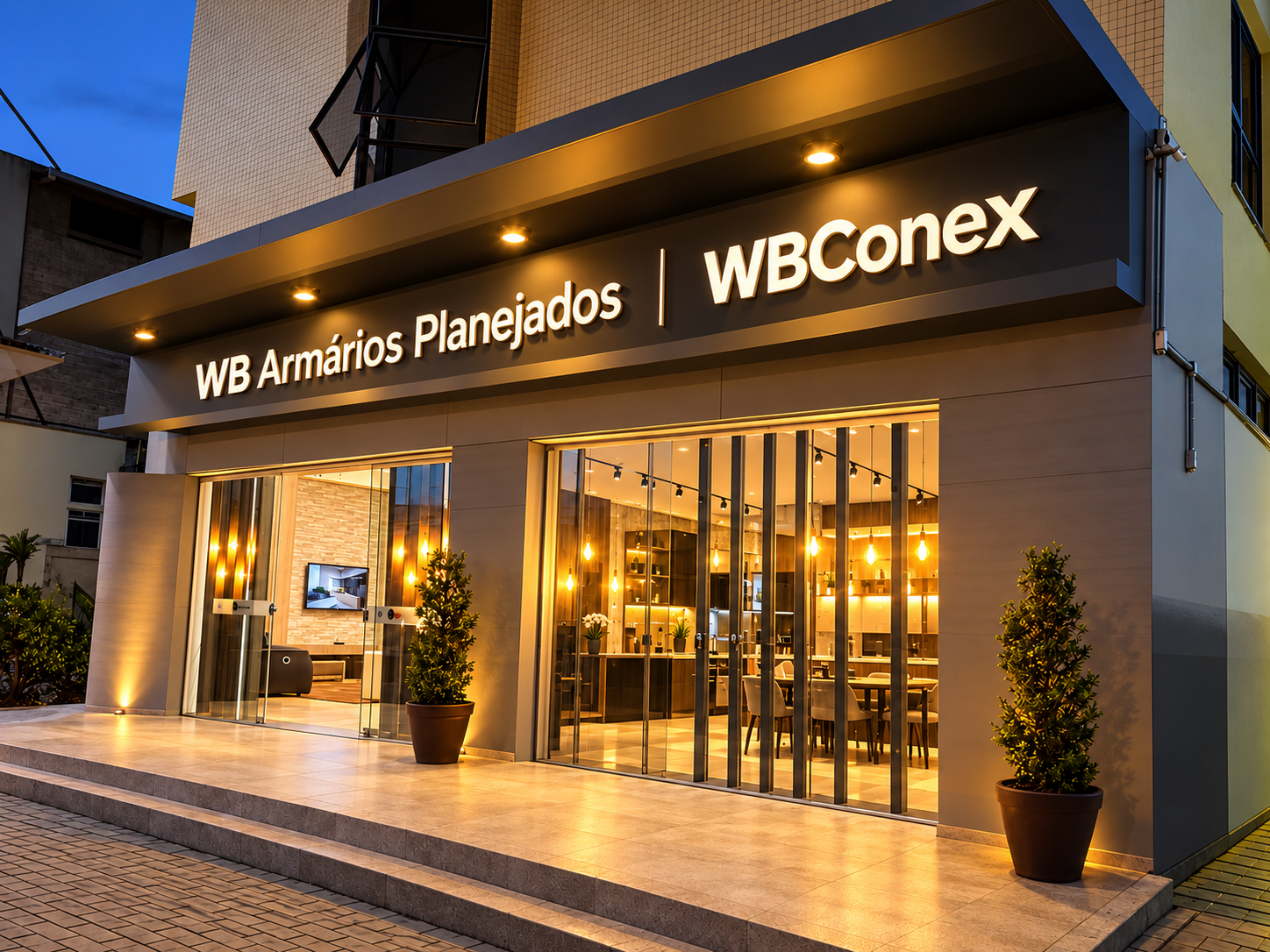 Fachada da WB Armários ao entardecer, com letreiro iluminado e ambientes do showroom visíveis atrás do vidro